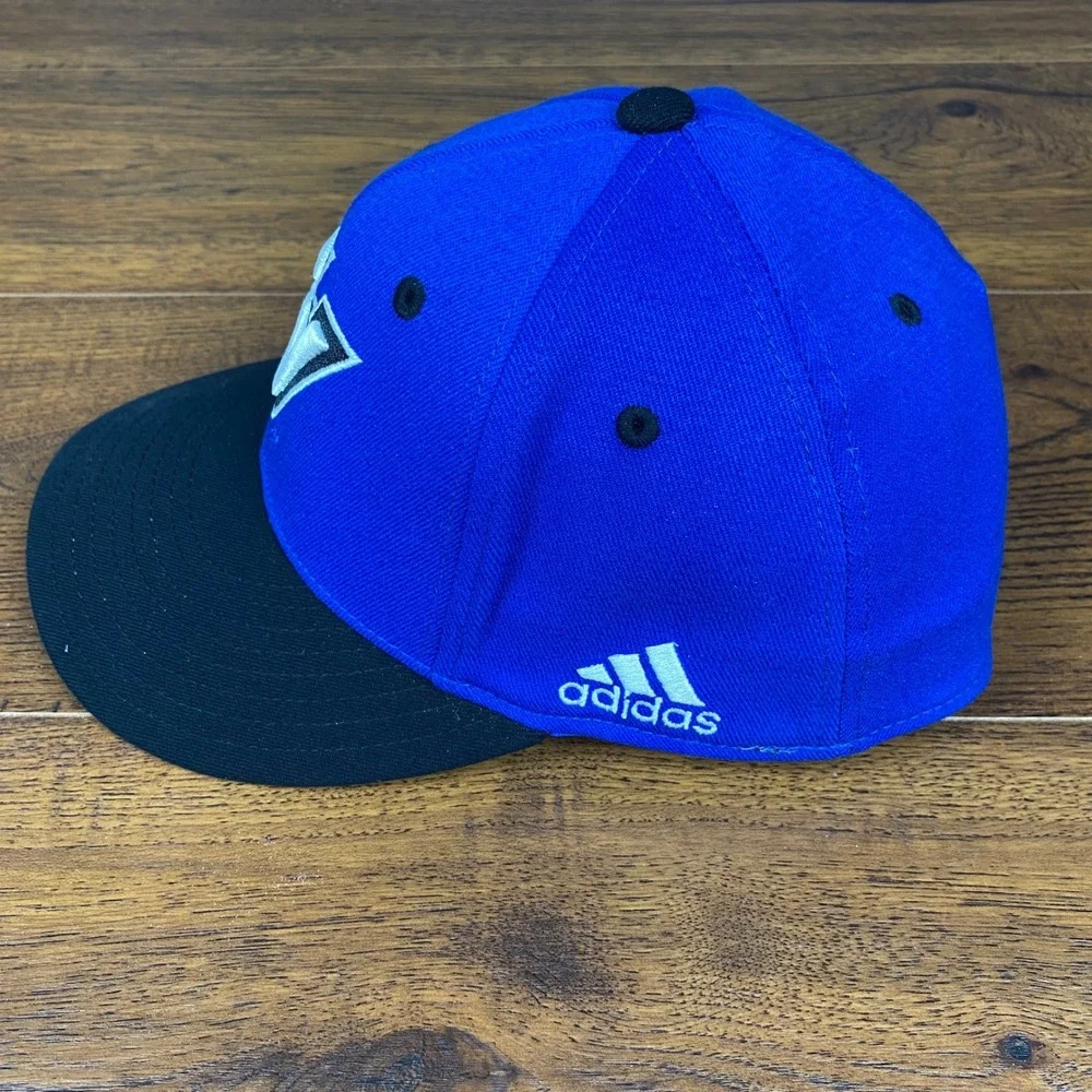 Adidas Grand Valley State Lakers GV Blue Black Flat Visor Flex Hat S/M TV51Z